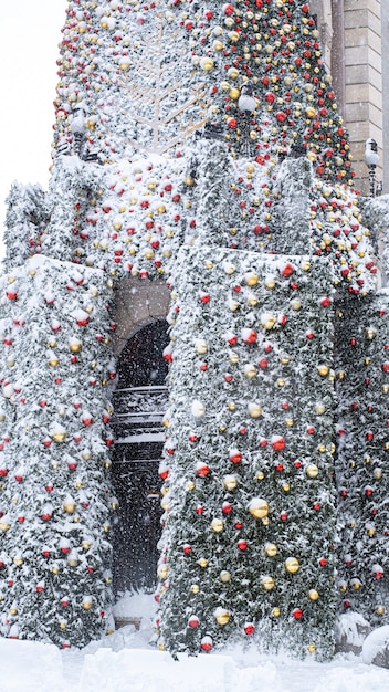 Strade della città addobbate a Natale