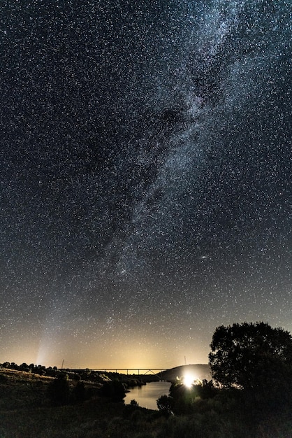 Strade della Via Lattea ponti dighe e luci delle auto