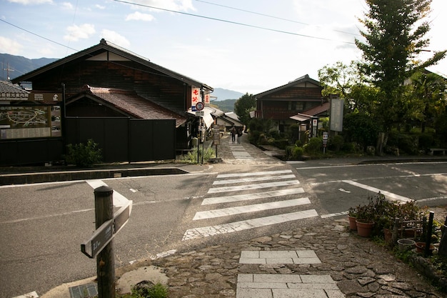 Strade e case tradizionali giapponesi nella città di Magome Juku lungo il sentiero Nakasendo nella valle di Kiso