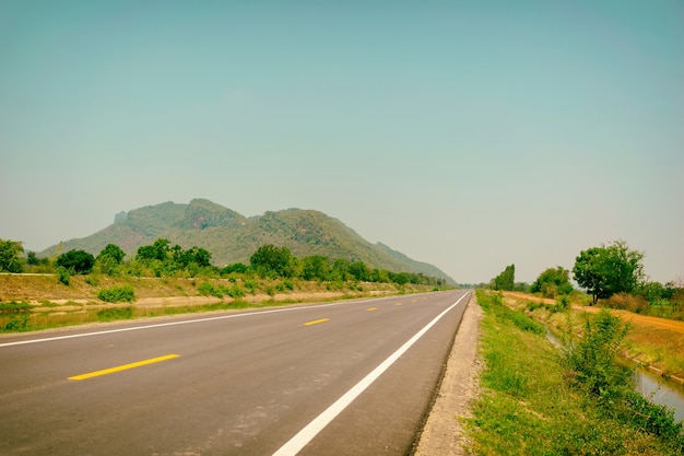 Strade e cieli Turismo di sfondo montagnoso