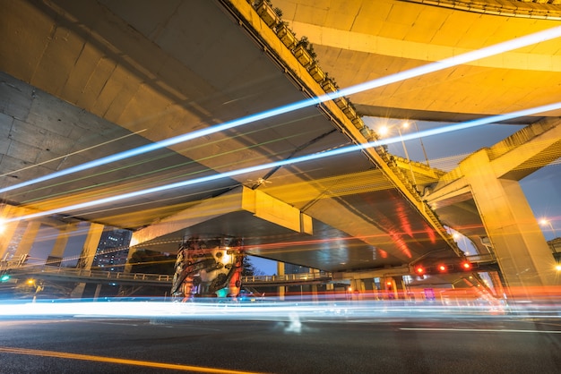 Strade e traffico urbane elevate