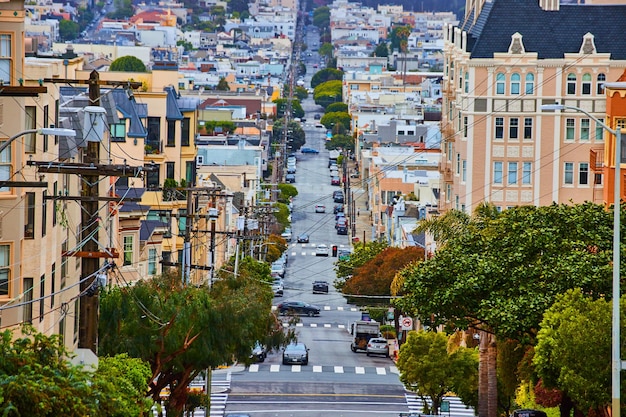 Strade ripide di San Francisco fiancheggiate da case colorate