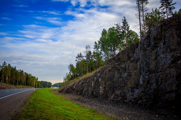 Strade russe in Carelia. Viaggiare su strada. Strada asfaltata Strada liscia