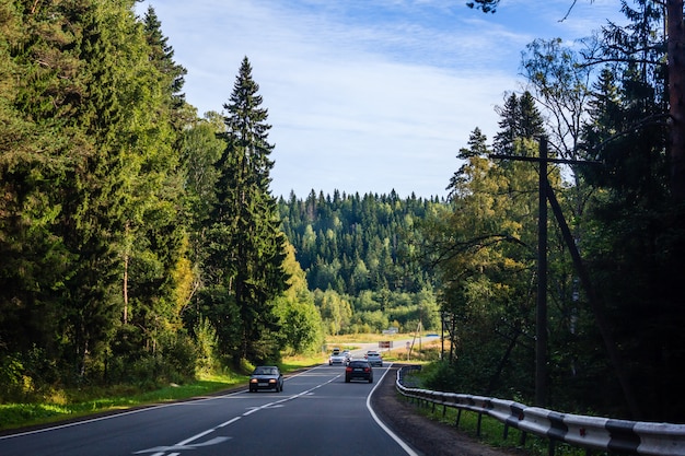 Strade russe in Carelia. Viaggiare su strada. Strada asfaltata Strada liscia