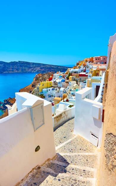 Strade strette nella vecchia Oia nell'isola di Santorini, Grecia