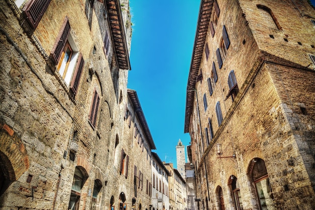 Stradina a San Gimignano con effetto tone mapping hdr