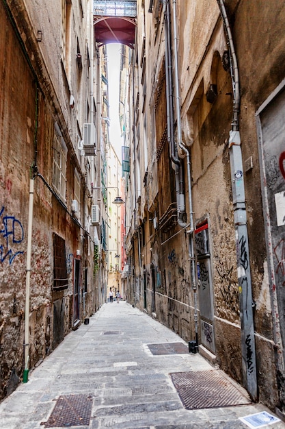 Stradina nel centro della città vecchia. Architettura europea tradizionale. Verticale.