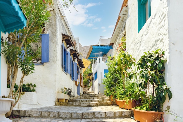 Stradina nel centro storico di Marmaris Turchia Belle antiche case bianche panoramiche con fiori