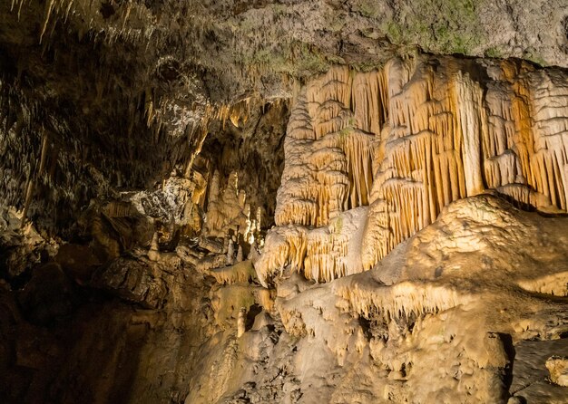 Strane formazioni rocciose sotterranee nel sistema di grotte