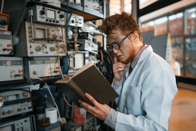 Strano ingegnere con libro, prova in laboratorio.