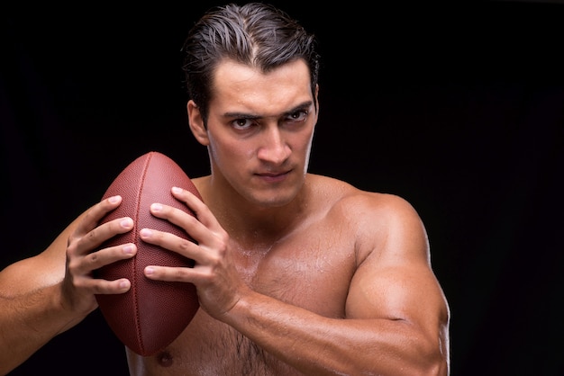 Strappato uomo muscoloso con football americano