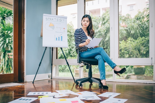 Strategia di pianificazione donna asiatica