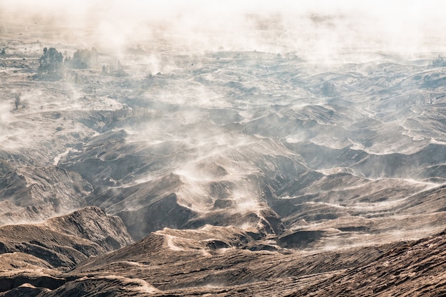 Strati di cenere vulcanica come terra di sabbia del vulcano Bromo, East Java, Indonesia.