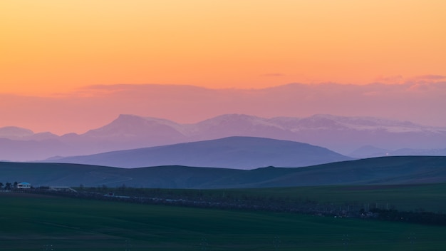 Strati di montagna al paesaggio al tramonto