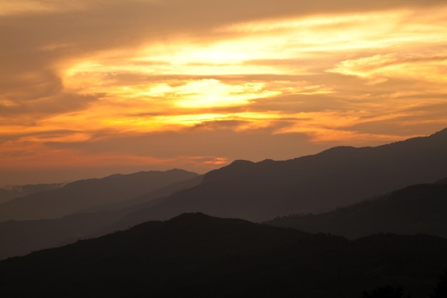 Strati di montagna al tramonto a Nagarkot, Nepal