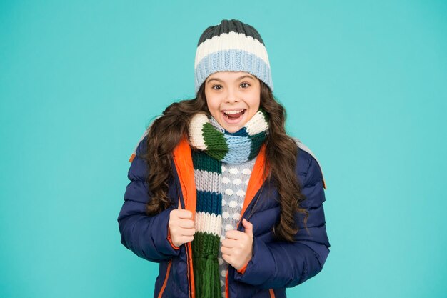 Stratificato per il clima invernale Bambino felice con look invernale Sorriso da bambina in stile invernale casual Vestito invernale alla moda Moda e stile Ottima scelta per il gioco invernale