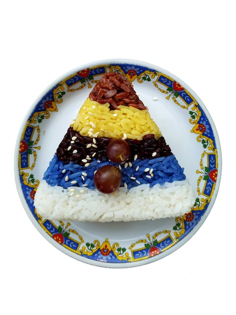 Strato 5 colori di riso in un triangolo Forma sul piatto isolato