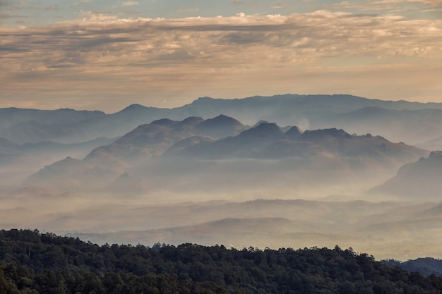 Strato di montagne e nebbia al tramonto, paesaggio a Doi Luang Chiang Dao