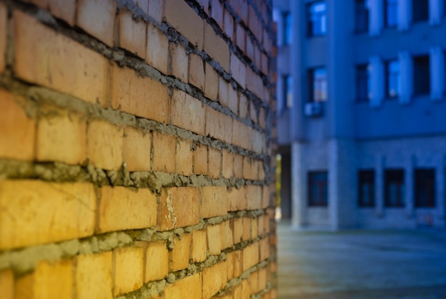 Strato di muro di mattoni Parete esterna di colore giallo blu Industria europea della ricostruzione in Ucraina