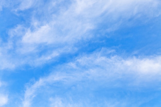 Strato nuvole di luce nel cielo blu di marzo
