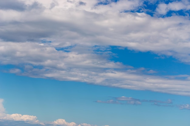 Stratus nuvole su un cielo blu