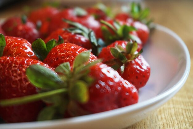 Strawberrires sulla tavola di legno del piatto