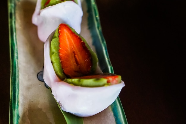 Strawberry and Matcha Mochi in un piatto.