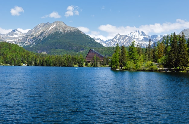 Strbske Pleso vista primaverile con lago di montagna e hotel sulla riva (Slovacchia)