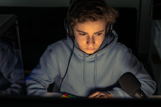 Streamer di videogiochi che giocano sulla loro console domestica adolescenti che giocano ai videogiochi adolescenti