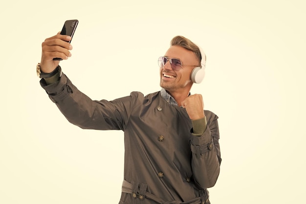 Streaming reso facile Felice man live streaming braccio flessibile Streaming live Scattare selfie sullo smartphone