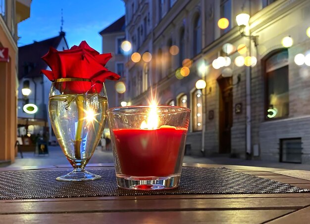 street cafe bicchiere di vino e tazza di caffè sul tavolo