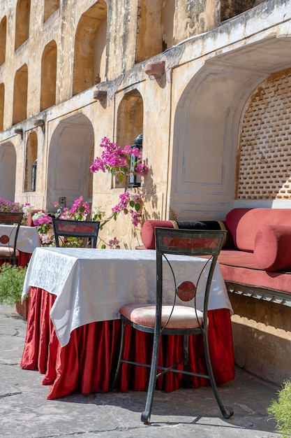 Street Cafe nella città vecchia fuori a Jaipur Rajasthan India Tavolo divano e sedie vicino al vecchio muro