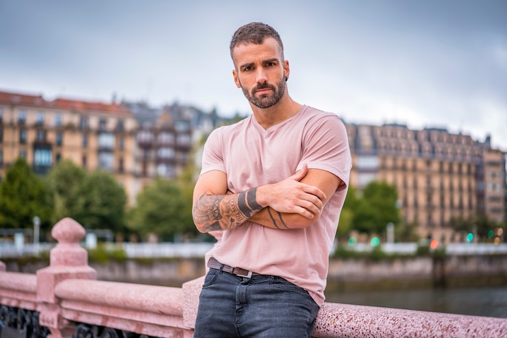 Foto street style, una giovane bruna caucasica con una giacca di jeans dallo sguardo seducente