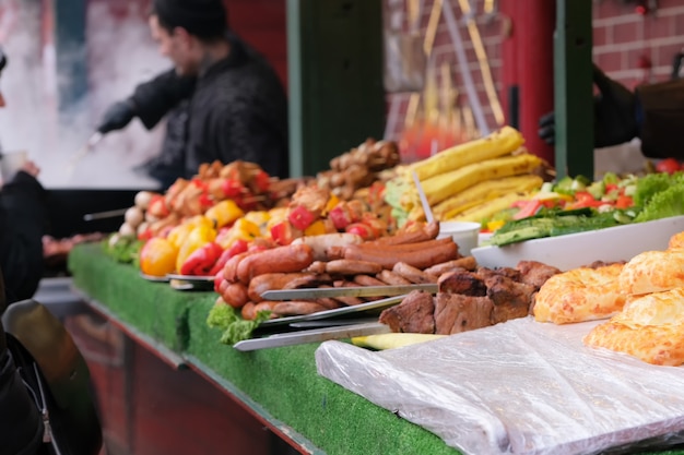 Street trading Natale grigliato di carne e snack vegetali
