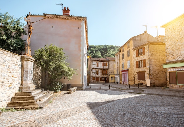 Street view con antichi edifici nel villaggio di Blesle nella regione dell'Alvernia, France