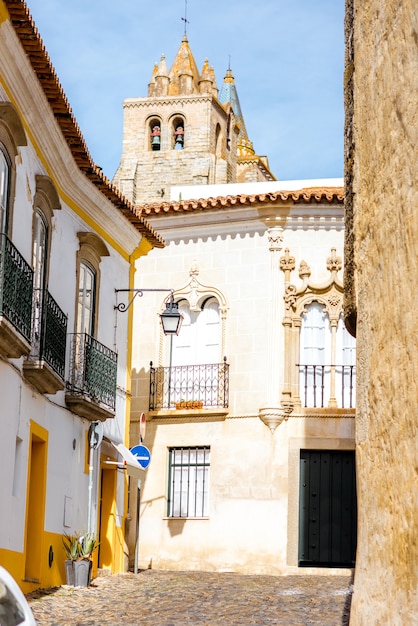 Street view con la vecchia torre della cattedrale nella città di Evora, Portugal