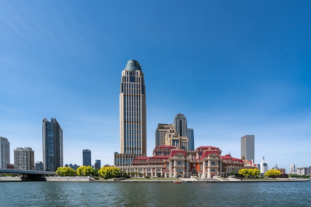 Street View di architettura moderna lungo il fiume Haihe a Tianjin