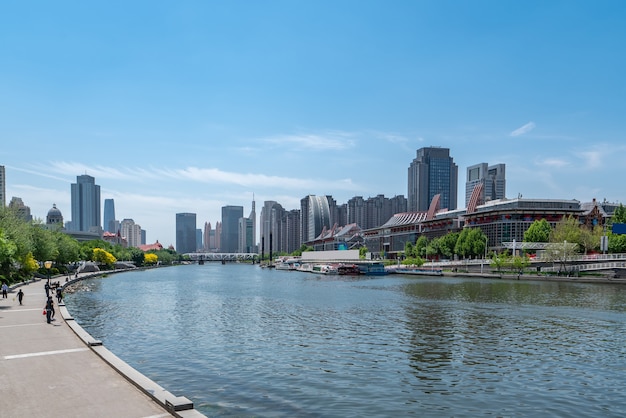 Street View di architettura moderna lungo il fiume Haihe a Tianjin