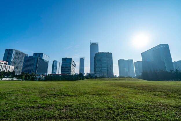 Street view di edifici per uffici nel distretto finanziario di Suzhou, China