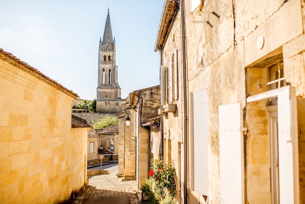 Street view nel villaggio di Saint Emilion con il campanile della chiesa durante il tramonto in Francia