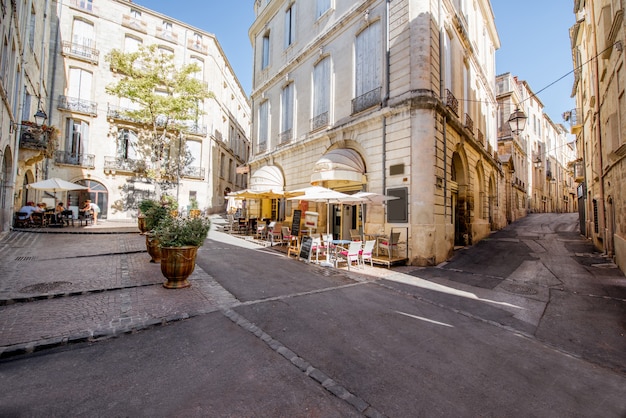 Street view presso la città vecchia con terrazza bar nella città di Montpellier nella regione francese dell'Occitania