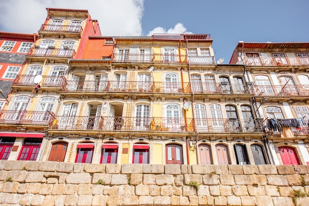 Street view sui bei vecchi edifici con piastrelle portoghesi sulle facciate nella città di Porto, Portugal