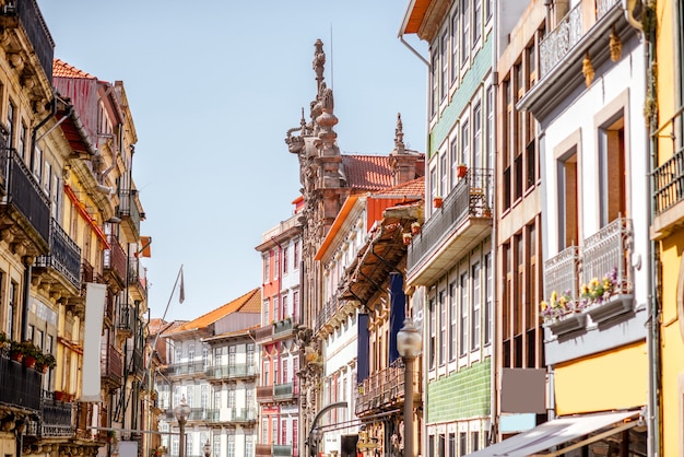 Street view sui bei vecchi edifici con piastrelle portoghesi sulle facciate nella città di Porto, Portugal