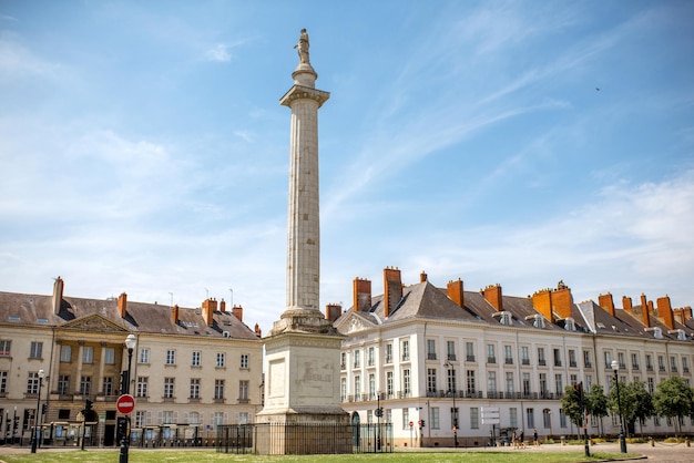 Street view sulla piazza Marechal-Foch con colonna Louis durante la mattinata di sole nella città di Nantes in France