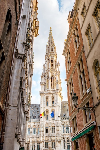 Street view sulla torre del municipio sulla Grand Place piazza centrale nella città vecchia di Bruxelles in Belgio