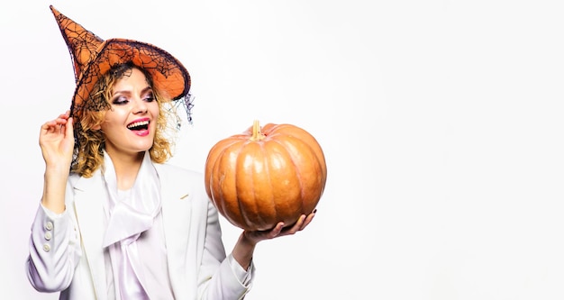 Strega di Halloween in cappello magico con donna sorridente jackolantern con zucca buone feste