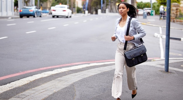 Stress da corsa o donna d'affari in ritardo di fretta con borsa mancante colloquio di lavoro riunione o idea di lancio di avvio nel centro della città Paura ansia o rischio imprenditore o designer creativo che si trasferisce in città