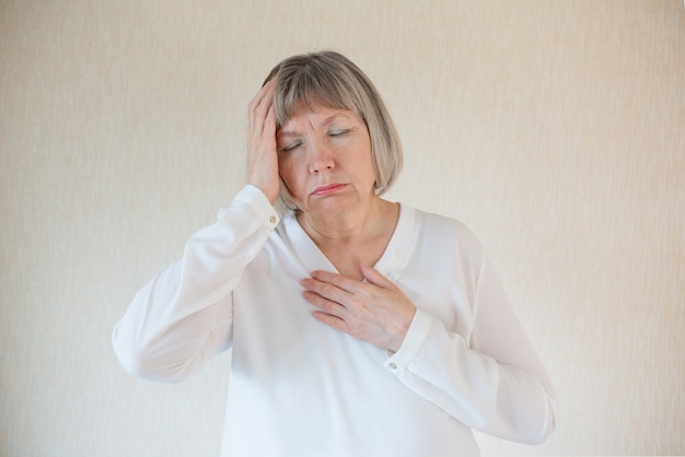 stress da donna anziana. primi segni di coronavirus, infezione, malattia. salute psicologica emotiva