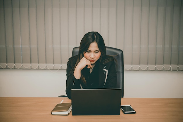 Stress da donna d'affari dal capo Il segretario ha un duro lavoro Persone thailandesi I lavoratori non hanno idee per il lavoro