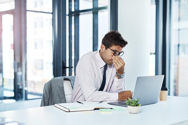 Stress da mal di testa e uomo sul laptop in ufficio frustrato da un problema tecnico o da una crisi Ansia vertigine e uomo d'affari maschio arrabbiato per il fallimento 404 o relazione sulla scadenza della revisione errata o esaurimento